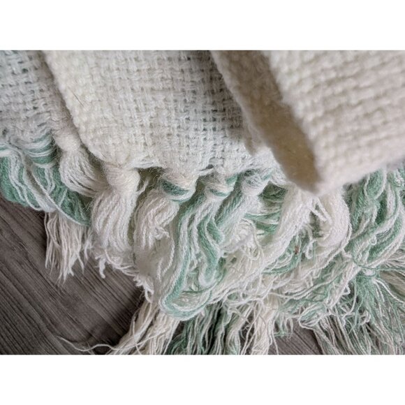 Handwoven Cotton Blanket With Green Heart Pattern & Fringe - Picture 3 of 3
